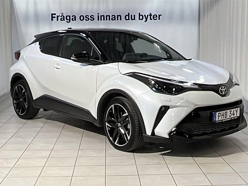 Vit Begagnad 2023 Toyota C-HR Sport SUV | 339 900 kr (Superpris) - Bild 1/4