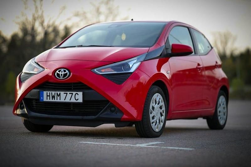 Röd Begagnad 2020 Toyota Aygo X-play Halvkombi | 107 000 kr (Marknadspris) - Bild 1/4