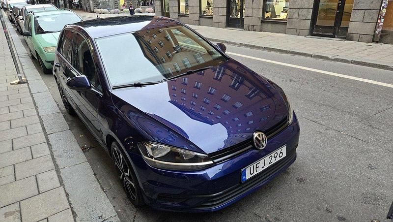 Blå Begagnad 2019 VW Golf VII Halvkombi | 155 000 kr (Marknadspris) - Bild 1/4