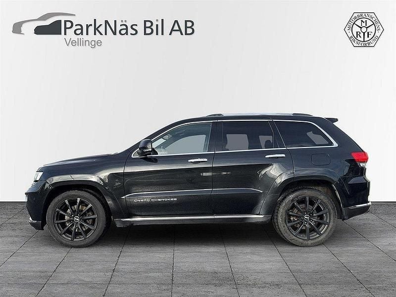 Svart (svart metallic) Begagnad 2015 Jeep Grand Cherokee Summit SUV | 239 900 kr (Marknadspris) - Bild 1/4