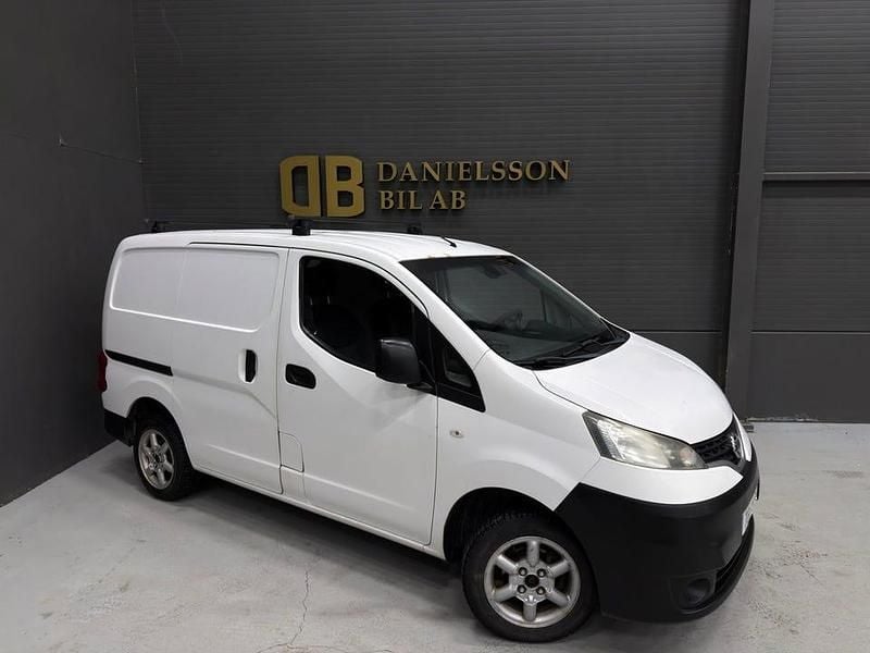 Vit Begagnad 2014 Nissan NV200 Minibuss | 49 800 kr (Marknadspris) - Bild 1/4