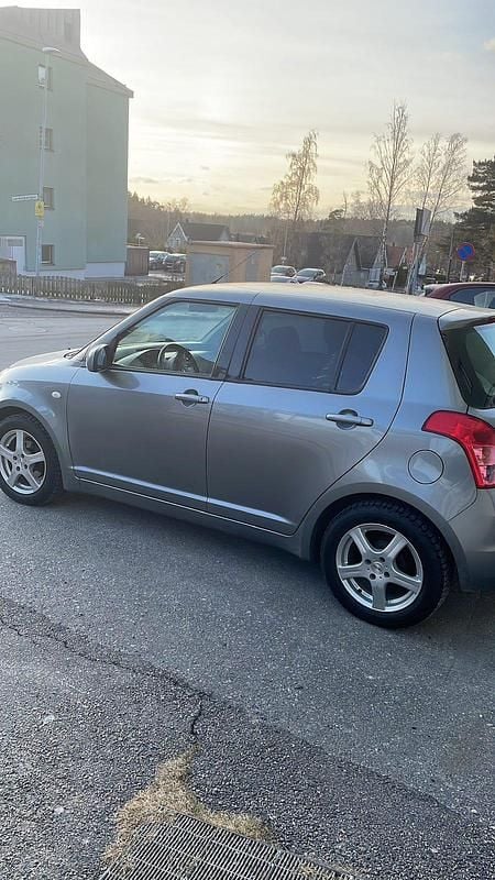 Begagnad 2010 Suzuki Swift Halvkombi | 35 000 kr (Dyr) - Bild 1/3