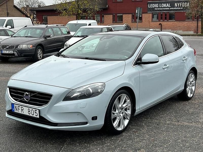 Ljusblå (blå) Begagnad 2012 Volvo V40 Summum Halvkombi | 99 900 kr (Marknadspris) - Bild 1/4