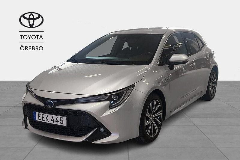 Silver Begagnad 2021 Toyota Corolla Hybrid Style Halvkombi | 219 900 kr (Marknadspris) - Bild 1/4