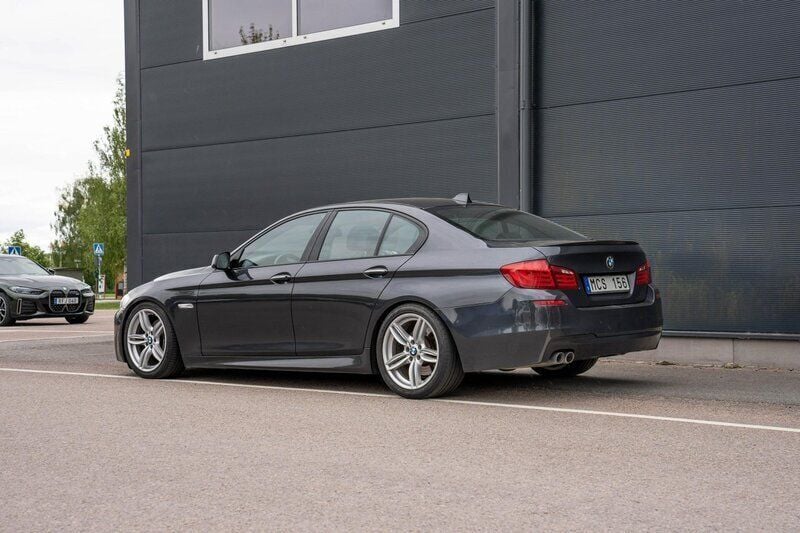 Grå Begagnad 2012 BMW 530 M Sport Sedan | 144 900 kr (Lite dyr) - Bild 1/4