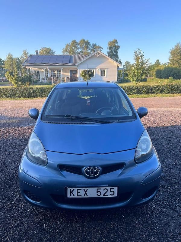 Begagnad 2009 Toyota Aygo Halvkombi | 35 000 kr (Marknadspris) - Bild 1/4
