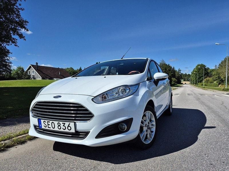 Vit Begagnad 2016 Ford Fiesta Titanium Halvkombi | 79 000 kr (Marknadspris) - Bild 1/4