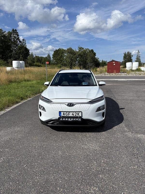 Vit Begagnad 2020 Hyundai Kona Premium SUV | 205 000 kr (Marknadspris) - Bild 1/4