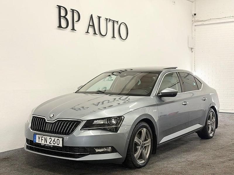 Grå Begagnad 2016 Skoda Superb LAURIN & KLEMENT Halvkombi | 259 900 kr (Lite dyr) - Bild 1/4