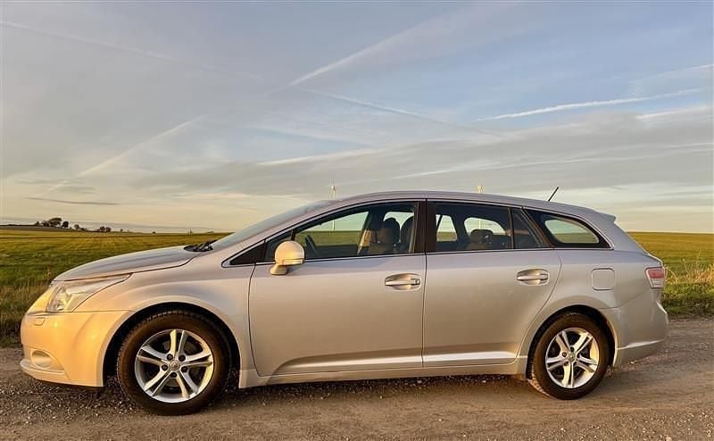 Silver Begagnad 2009 Toyota Avensis Business Edition Kombi | 39 000 kr (Bra pris) - Bild 1/4