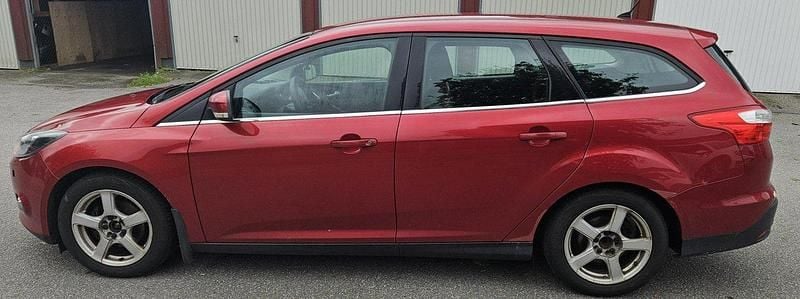 Röd Begagnad 2012 Ford Focus Titanium Kombi | 27 000 kr (Bra pris) - Bild 1/4