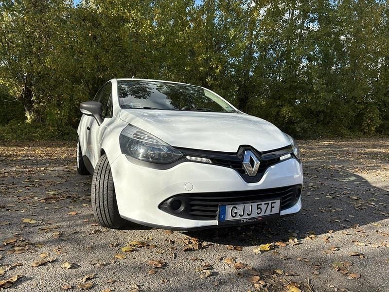 Vit Begagnad 2015 Renault Clio IV Halvkombi | 55 000 kr (Bra pris) - Bild 1/4