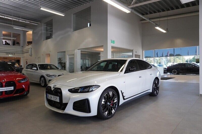 Vit Begagnad 2024 BMW i4 Efficient Dynamics Sedan | 819 800 kr - Bild 1/4