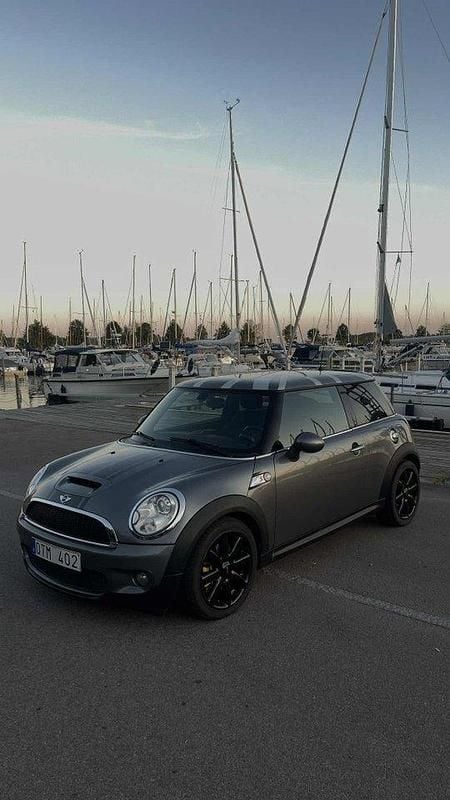 Grå Begagnad 2010 Mini Cooper S Halvkombi | 92 000 kr (Marknadspris) - Bild 1/4