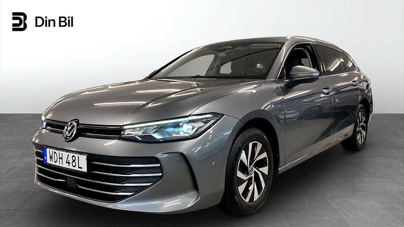 Mörkgrå Begagnad 2024 VW Passat Business Kombi | 359 900 kr (Dyr) - Bild 1/4