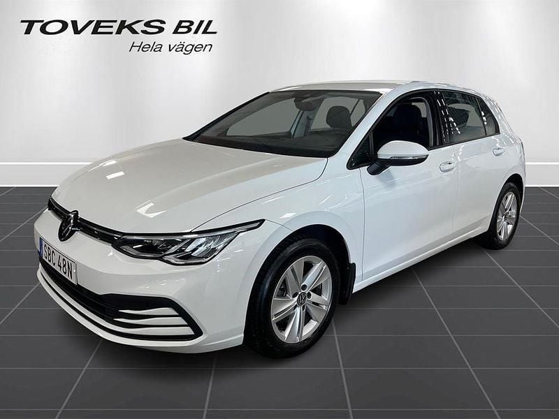 Vit (pure white) Begagnad 2023 VW Golf VIII Life Kombi | 249 900 kr (Marknadspris) - Bild 1/4