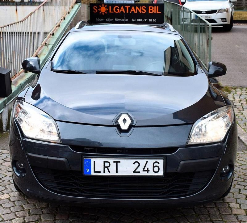 Mörkgrå (grå) Begagnad 2012 Renault Mégane GrandTour Kombi | 69 800 kr (Marknadspris) - Bild 1/4