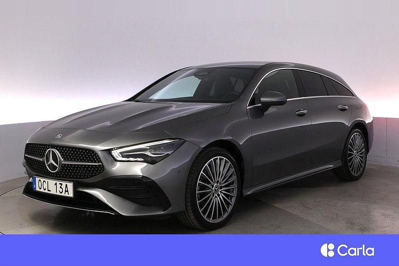 Mörkgrå (grå) Begagnad 2024 Mercedes CLA250e Shooting Brake AMG Kombi | 405 900 kr (Marknadspris) - Bild 1/4