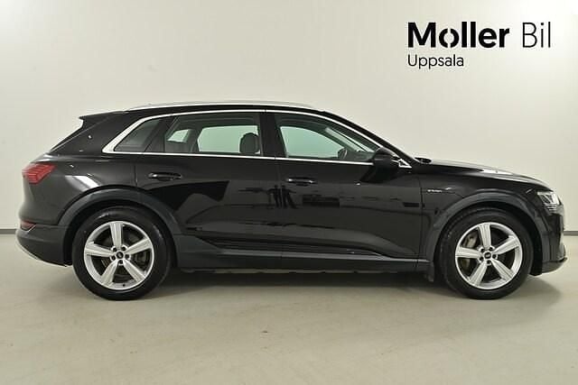 Svart (brilliantsvart) Begagnad 2022 Audi e-tron Proline SUV | 389 900 kr (Bra pris) - Bild 1/3