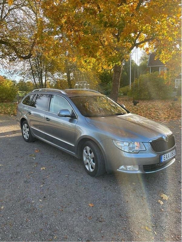 Grå Begagnad 2011 Skoda Superb Ambition Kombi | 48 000 kr (Marknadspris) - Bild 1/4