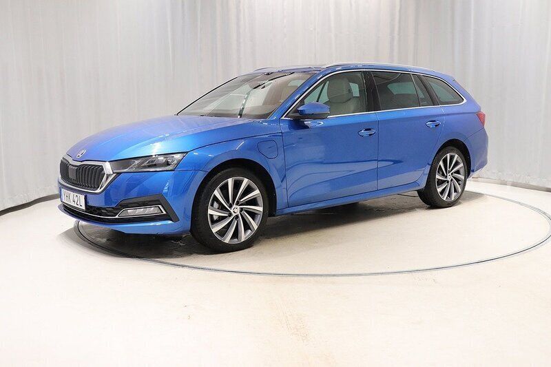 Blå Begagnad 2022 Skoda Octavia Business Line Kombi | 309 800 kr (Marknadspris) - Bild 1/4
