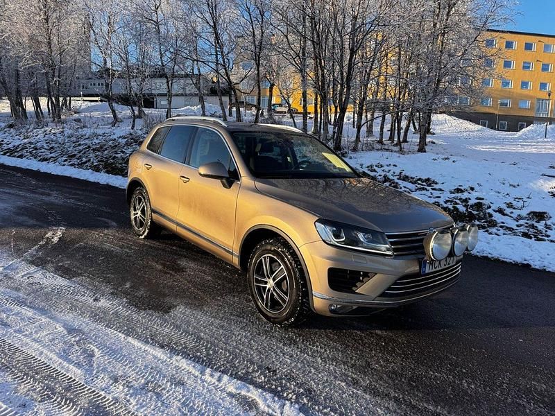 Ljusbrun Begagnad 2015 VW Touareg SUV | 175 000 kr (Marknadspris) - Bild 1/4