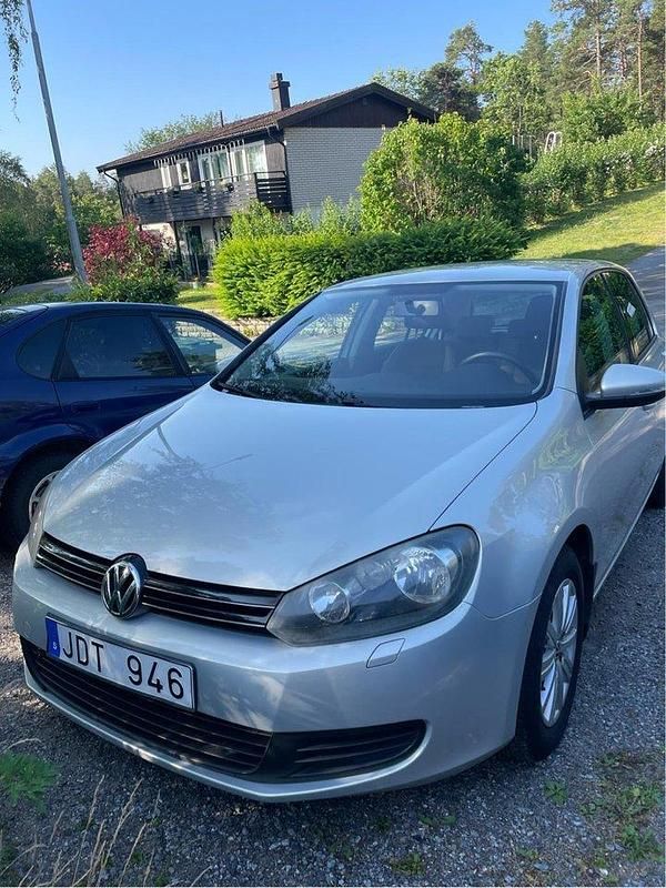 Brun Begagnad 2011 VW Golf VI Halvkombi | 95 000 kr (Marknadspris) - Bild 1/4