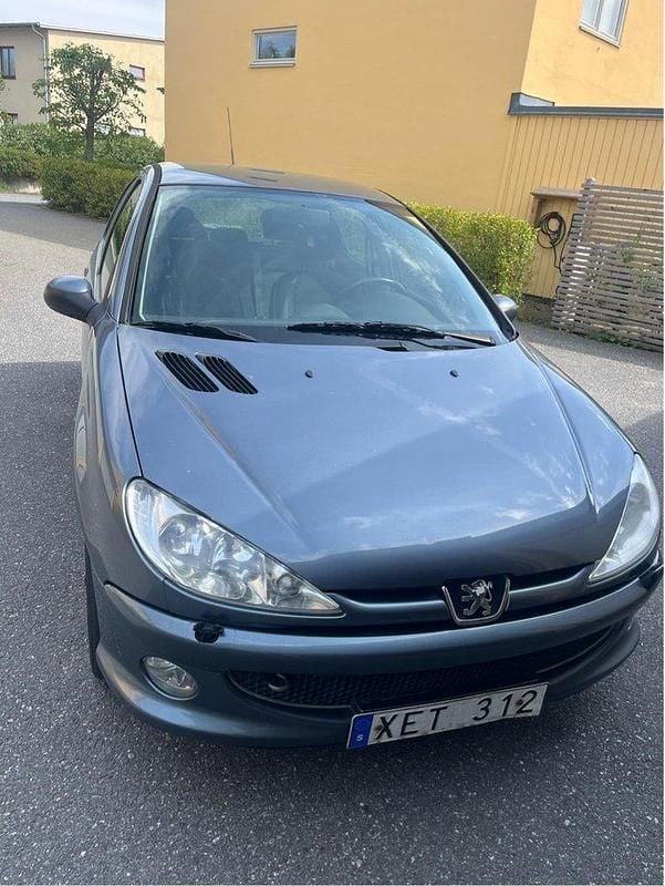 Grå Begagnad 2006 Peugeot 206 Halvkombi | 12 900 kr (Marknadspris) - Bild 1/4
