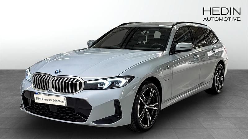Grå (grey) Begagnad 2025 BMW 330e Comfort Edition Kombi | 508 700 kr (Lite dyr) - Bild 1/4