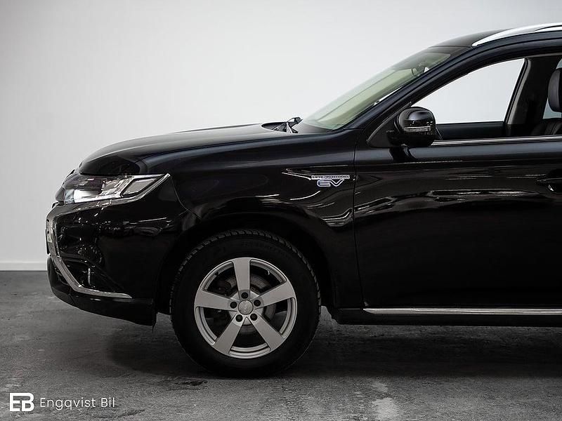 Begagnad Mitsubishi Outlander P-HEV 121 HK (88 kW) 2017 Svart SUV