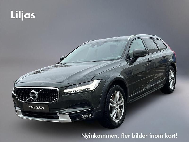 Mörkgrå Begagnad 2018 Volvo V90 CC SE Kombi | 349 900 kr (Marknadspris) - Bild 1/3