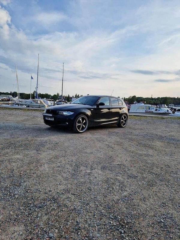 Svart Begagnad 2007 BMW 120 Advantage Halvkombi | 40 000 kr (Marknadspris) - Bild 1/4