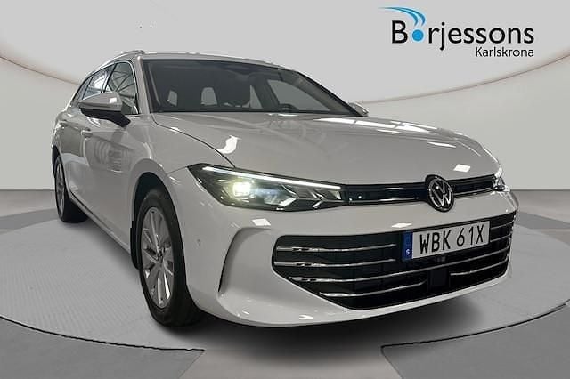 Vit Begagnad 2024 VW Passat Business Kombi | 449 000 kr (Marknadspris) - Bild 1/4