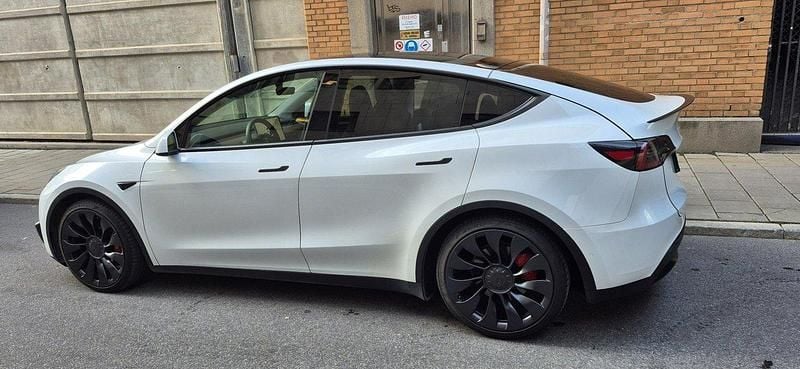 Vit Begagnad 2022 Tesla Model Y Performance SUV | 405 000 kr (Bra pris) - Bild 1/4