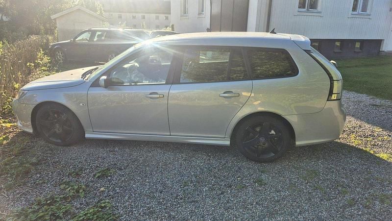 Grå Begagnad 2009 Saab 9-3 Linear Kombi | 42 500 kr (Bra pris) - Bild 1/4