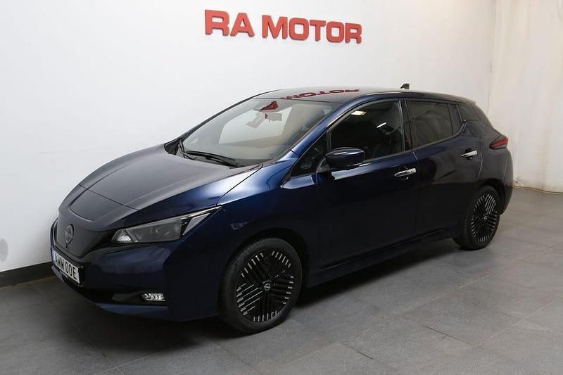Mörkblå Begagnad 2022 Nissan Leaf 360º Halvkombi | 279 800 kr (Dyr) - Bild 1/3