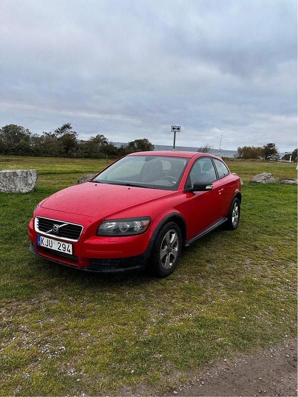 Röd Begagnad 2008 Volvo C30 Kinetic Halvkombi | 29 500 kr (Marknadspris) - Bild 1/4