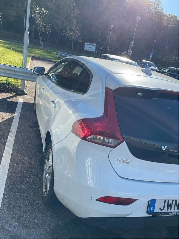 Begagnad Volvo V40 Kinetic 120 HK (88 kW) 2016 Vit Kombi