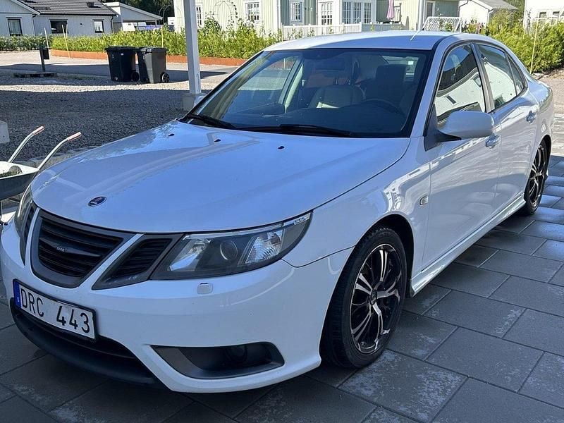 Vit Begagnad 2011 Saab 9-3 Vector Sedan | 59 900 kr (Marknadspris) - Bild 1/4