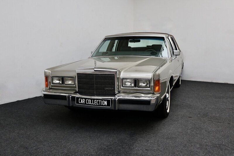 Grå Begagnad 1989 Lincoln Town Car Sedan | 189 900 kr - Bild 1/4