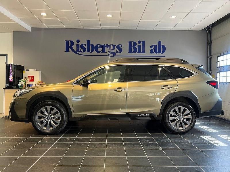 Grön Begagnad 2023 Subaru Outback SUV | 389 900 kr (Marknadspris) - Bild 1/4