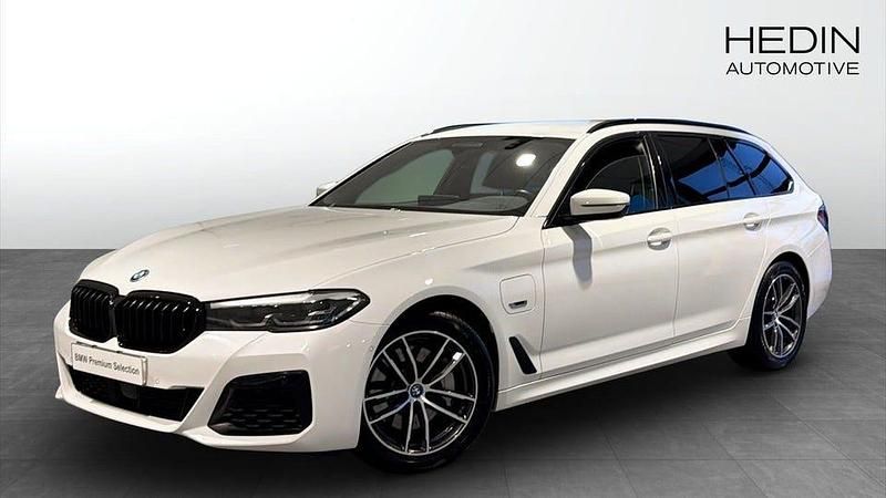 Vit Begagnad 2022 BMW 530 M Sport Kombi | 348 700 kr - Bild 1/4