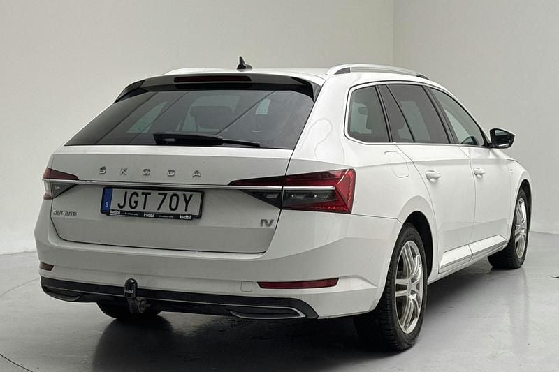 Vit Begagnad 2021 Skoda Superb LAURIN & KLEMENT Kombi | 299 900 kr (Marknadspris) - Bild 1/4
