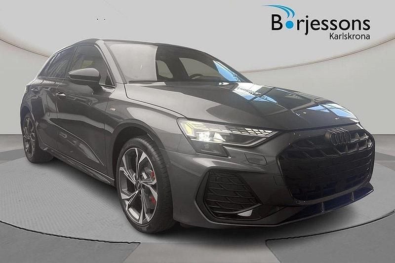 Grå Ny 2025 Audi A3 Sportback e-tron S-Line Sedan | 539 000 kr (Bra pris) - Bild 1/4