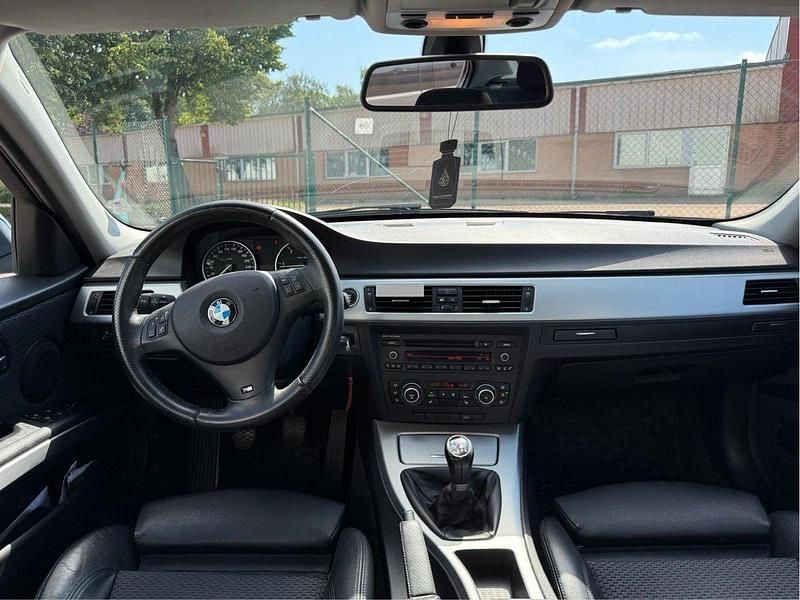 Grå Begagnad 2011 BMW 320 Comfort Edition Sedan | 110 000 kr (Lite dyr) - Bild 1/4
