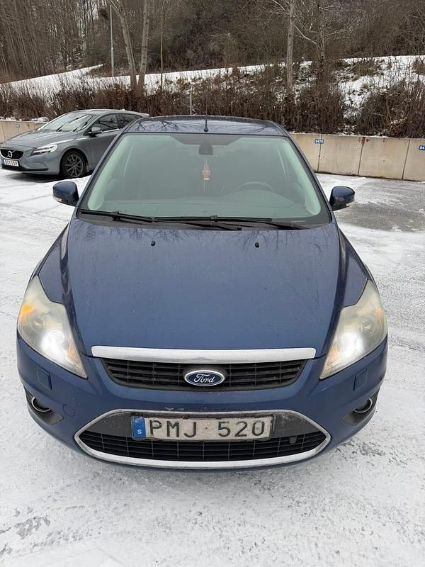 Begagnad 2010 Ford Focus Halvkombi | 31 990 kr (Marknadspris) - Bild 1/4