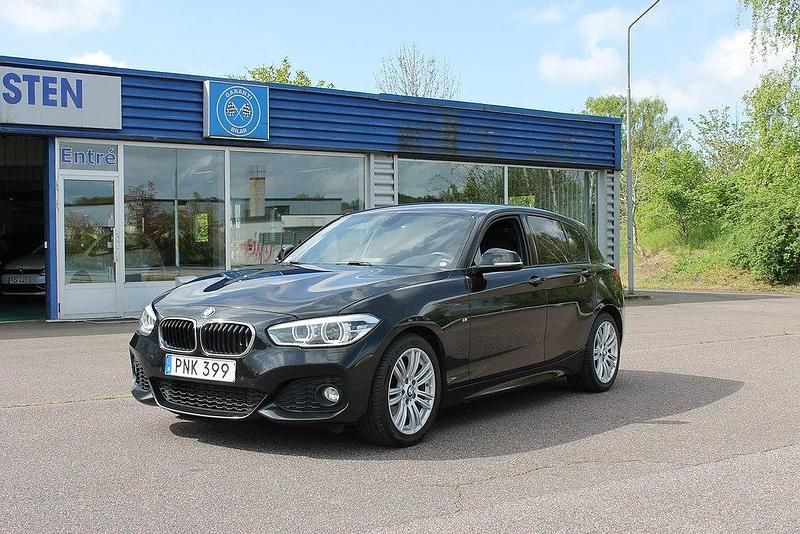 Svart (sapphire black metallic) Begagnad 2015 BMW 118 M Sport Halvkombi | 184 800 kr (Lite dyr) - Bild 1/4