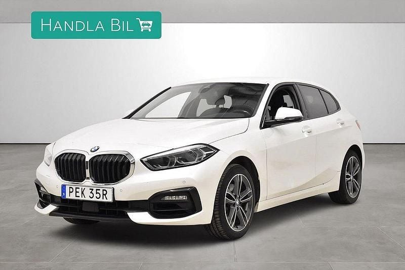 Vit Begagnad 2019 BMW 118 Sport Line Halvkombi | 189 900 kr (Marknadspris) - Bild 1/4