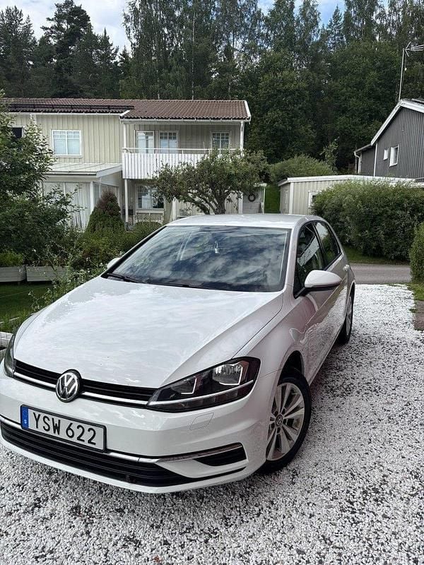 Vit Begagnad 2018 VW Golf VII Halvkombi | 145 000 kr (Marknadspris) - Bild 1/4