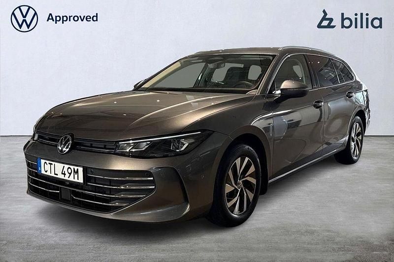 Mörkgrå Begagnad 2024 VW Passat Business Kombi | 339 900 kr (Lite dyr) - Bild 1/3